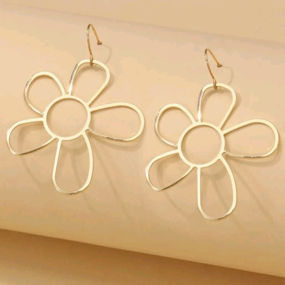 ✨3 FOR $28✨🆕️🌼GOLDTONE FLORAL DROP EARRINGS🌼